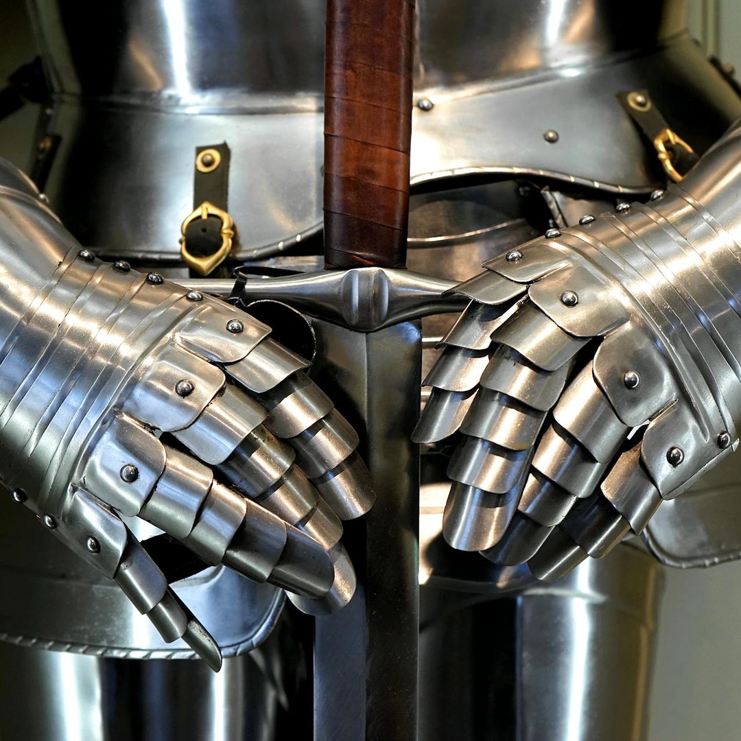 Une armure complète de chevalier médiéval pesait environ 20 à 25 kg.