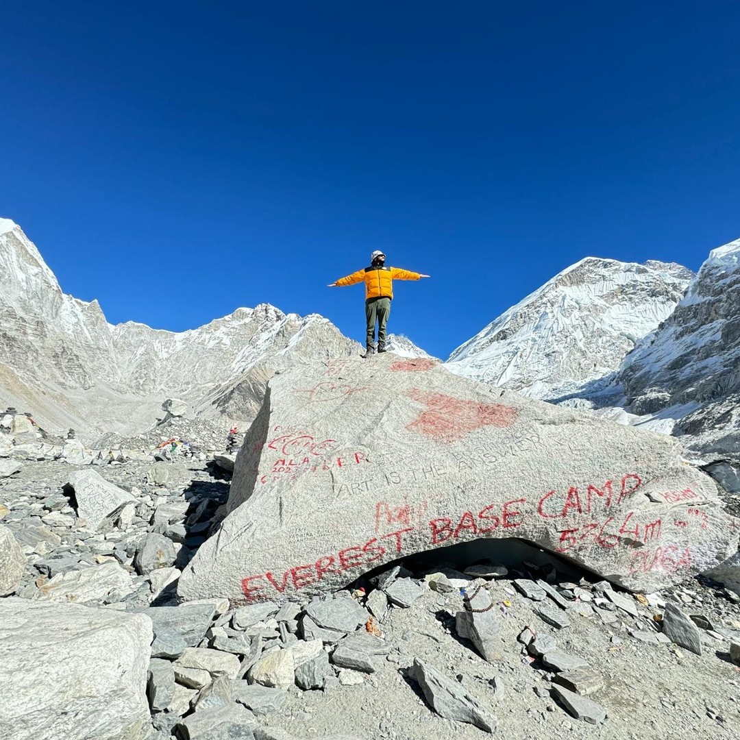 Le mont Everest subit un grave problème de pollution due aux déchets laissés par les alpinistes.