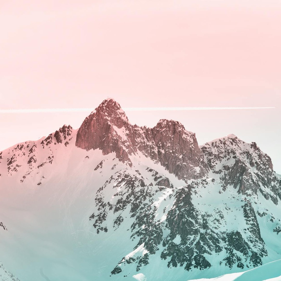 La 'neige rose' ou neige de pastèque est causée par une algue microscopique qui vit dans le froid.