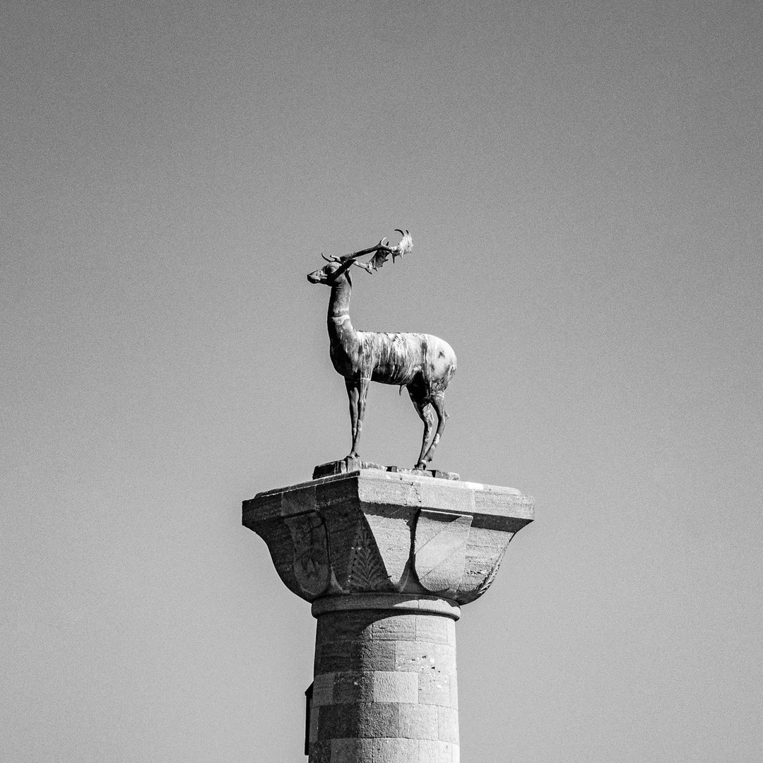 Le Colosse de Rhodes était une statue géante en bronze dédiée au dieu Hélios.