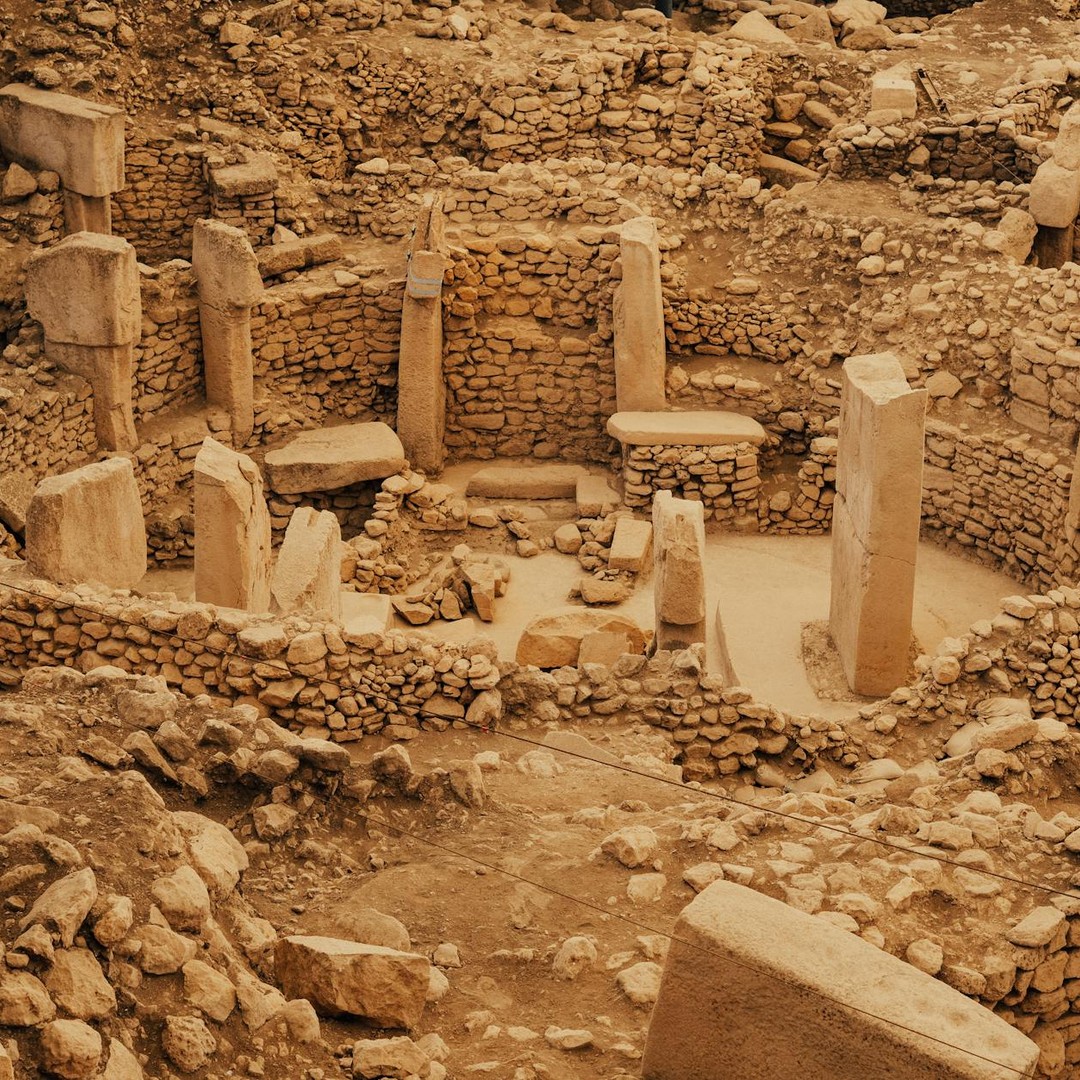 La plus ancienne photographie conservée a nécessité une exposition si longue que le soleil semble éclairer deux côtés du décor.