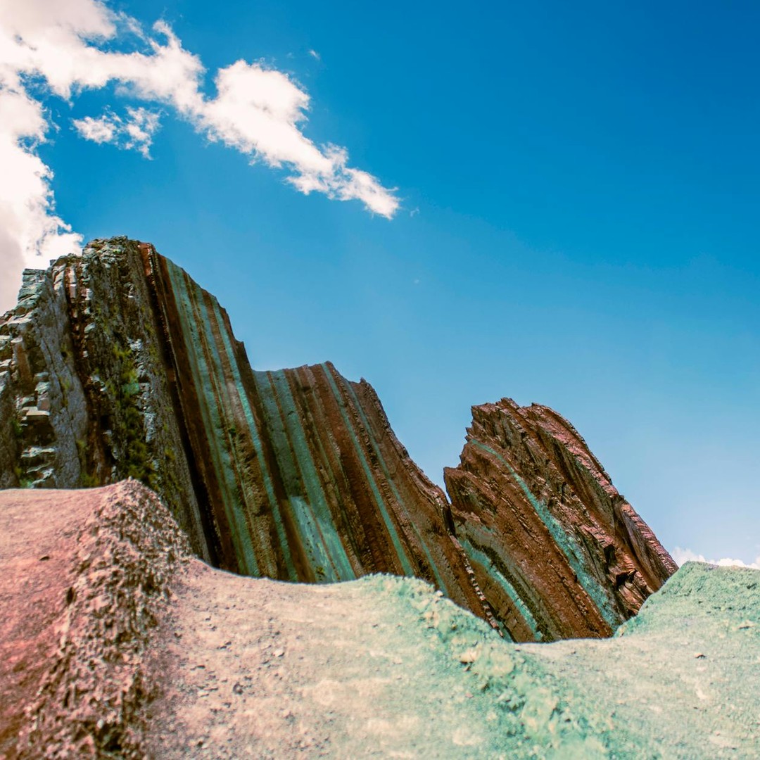 Les montagnes de Vinicunca au Pérou sont naturellement colorées comme des arcs-en-ciel.