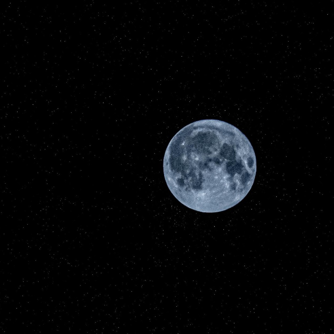 La Lune s'éloigne de la Terre d'environ 3,8 centimètres chaque année.