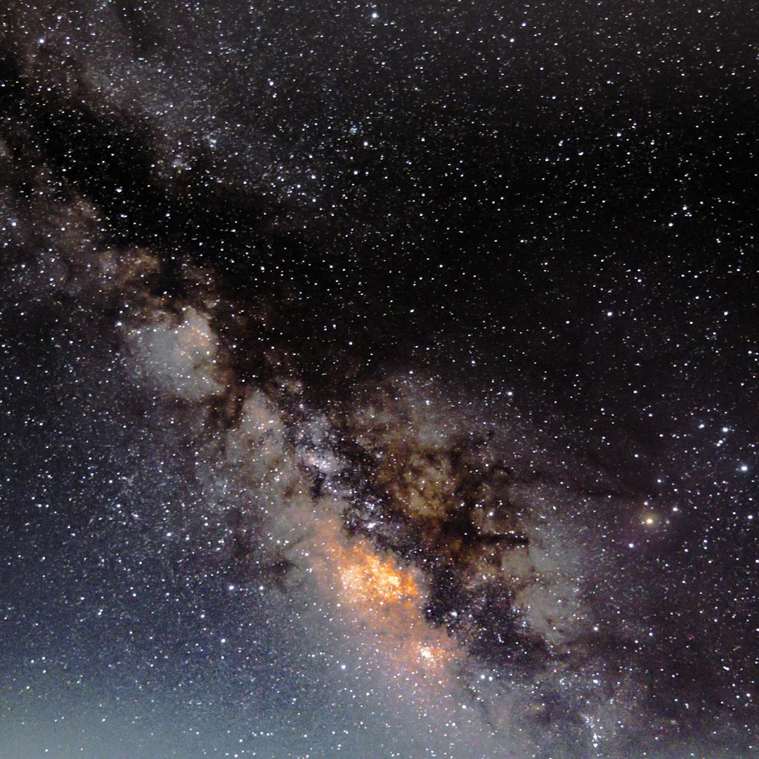 Le centre de notre galaxie abrite un trou noir supermassif nommé Sagittarius A*.