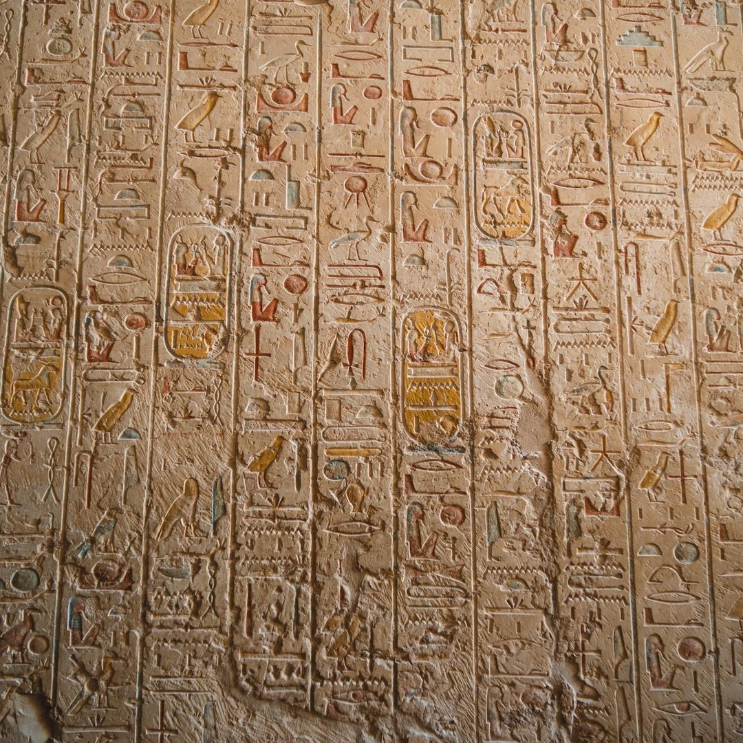 Les hiéroglyphes égyptiens ont été déchiffrés grâce à la Pierre de Rosette en 1822.