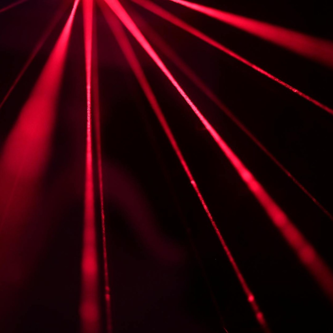 Le laser a été prédit par Albert Einstein dès 1917, bien avant sa première réalisation en 1960.