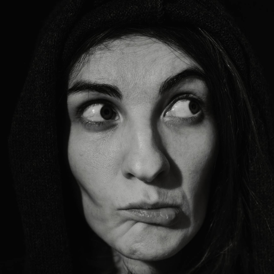 La persévérance de la croyance nous pousse à maintenir nos opinions même face à des preuves contraires évidentes.
