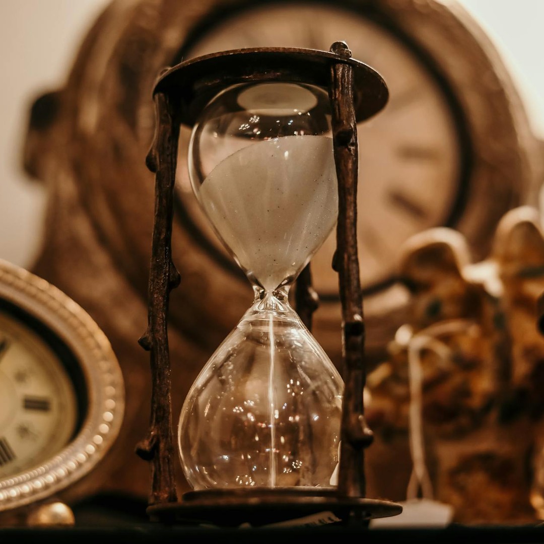 Le cerveau interprète le temps différemment selon nos émotions : il semble passer plus vite quand nous sommes heureux.