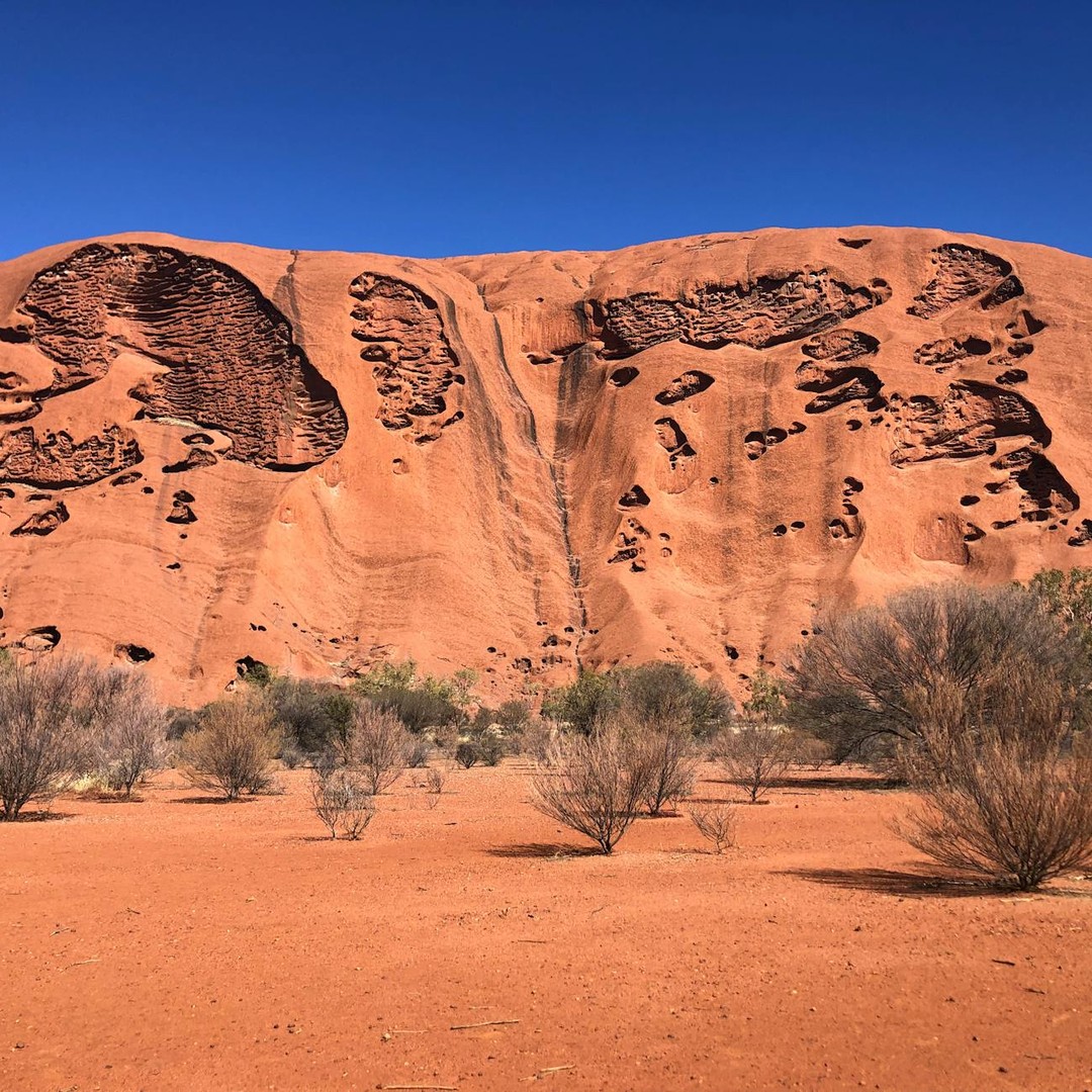 Le monolithe d'Uluru, ou Ayers Rock, est l'un des plus grands au monde et est sacré pour les Aborigènes.