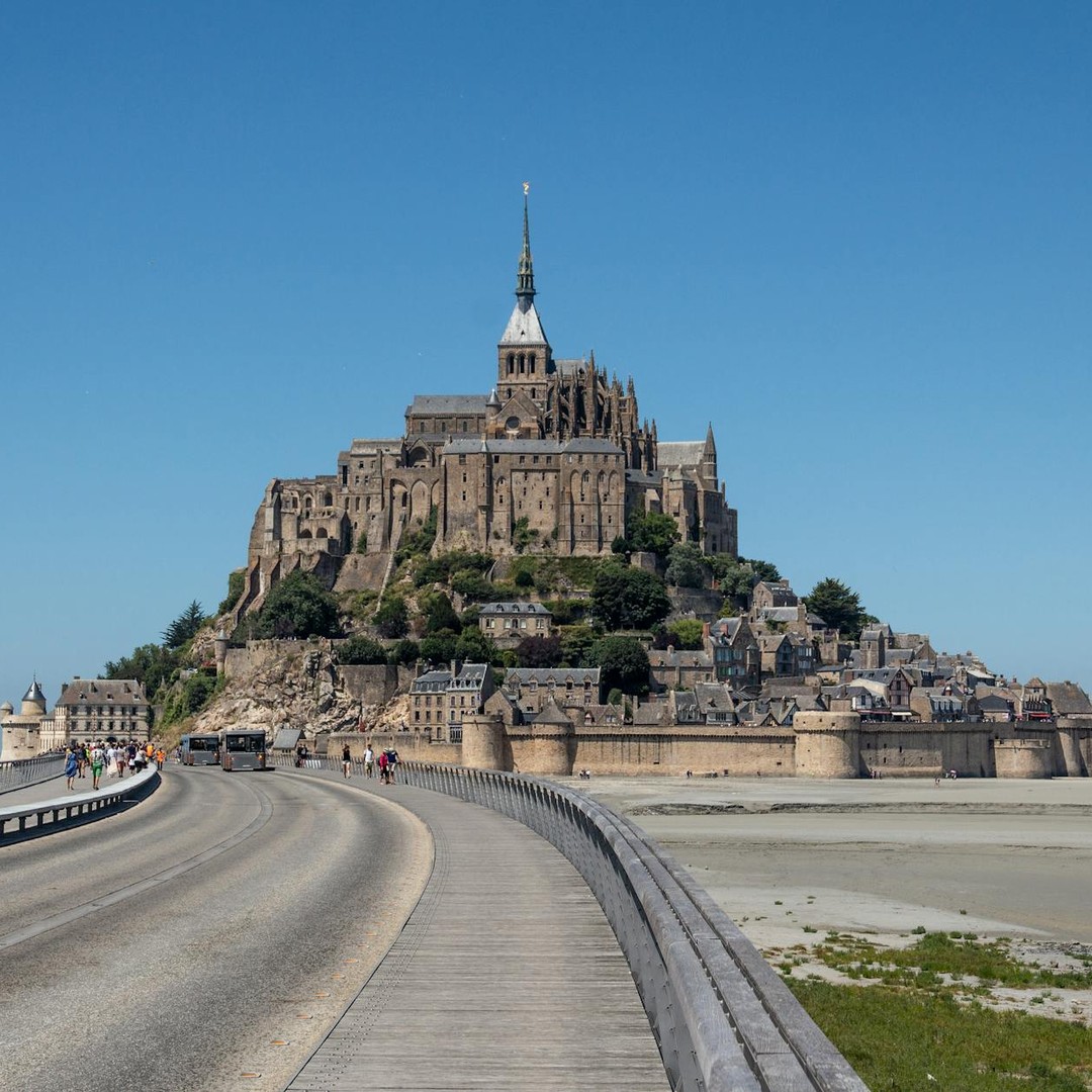 Le mont Saint-Michel subit les plus grandes marées d'Europe continentale.
