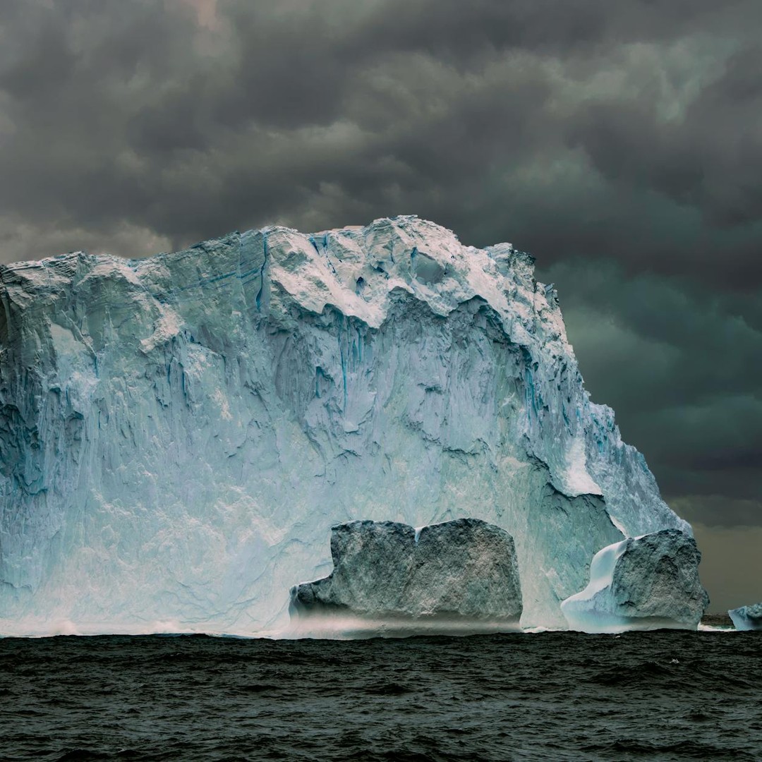 Le courant du Labrador transporte des eaux glaciales et des icebergs vers le sud de l'Atlantique Nord.