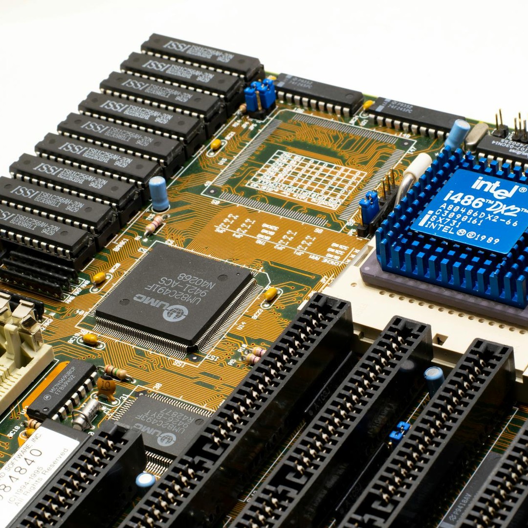 Le microprocesseur, inventé en 1971 par Intel, a regroupé tout un ordinateur sur une seule puce.