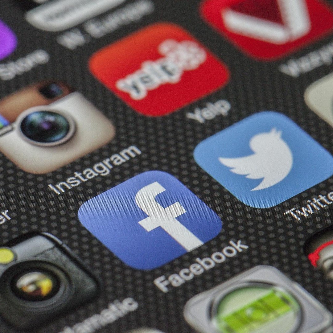 Facebook, lancé en 2004, a été l'un des premiers réseaux sociaux à atteindre une audience mondiale massive.