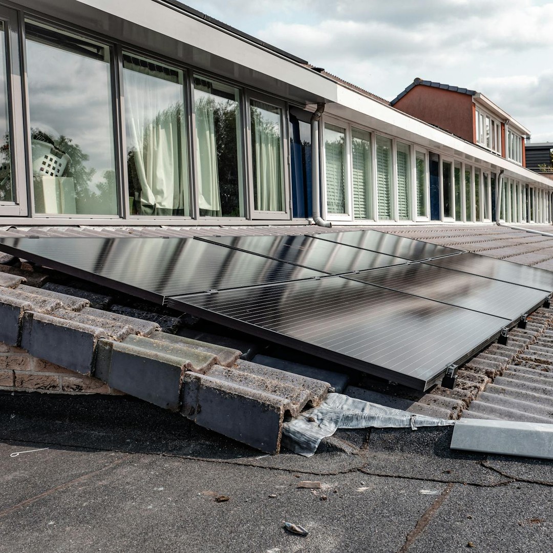L'énergie solaire photovoltaïque est produite par des panneaux transformant la lumière en électricité.