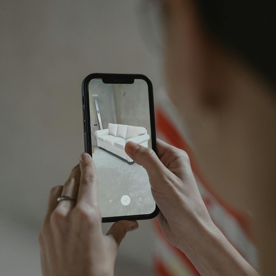 La réalité augmentée superpose des informations numériques au monde réel via un écran ou des lunettes.