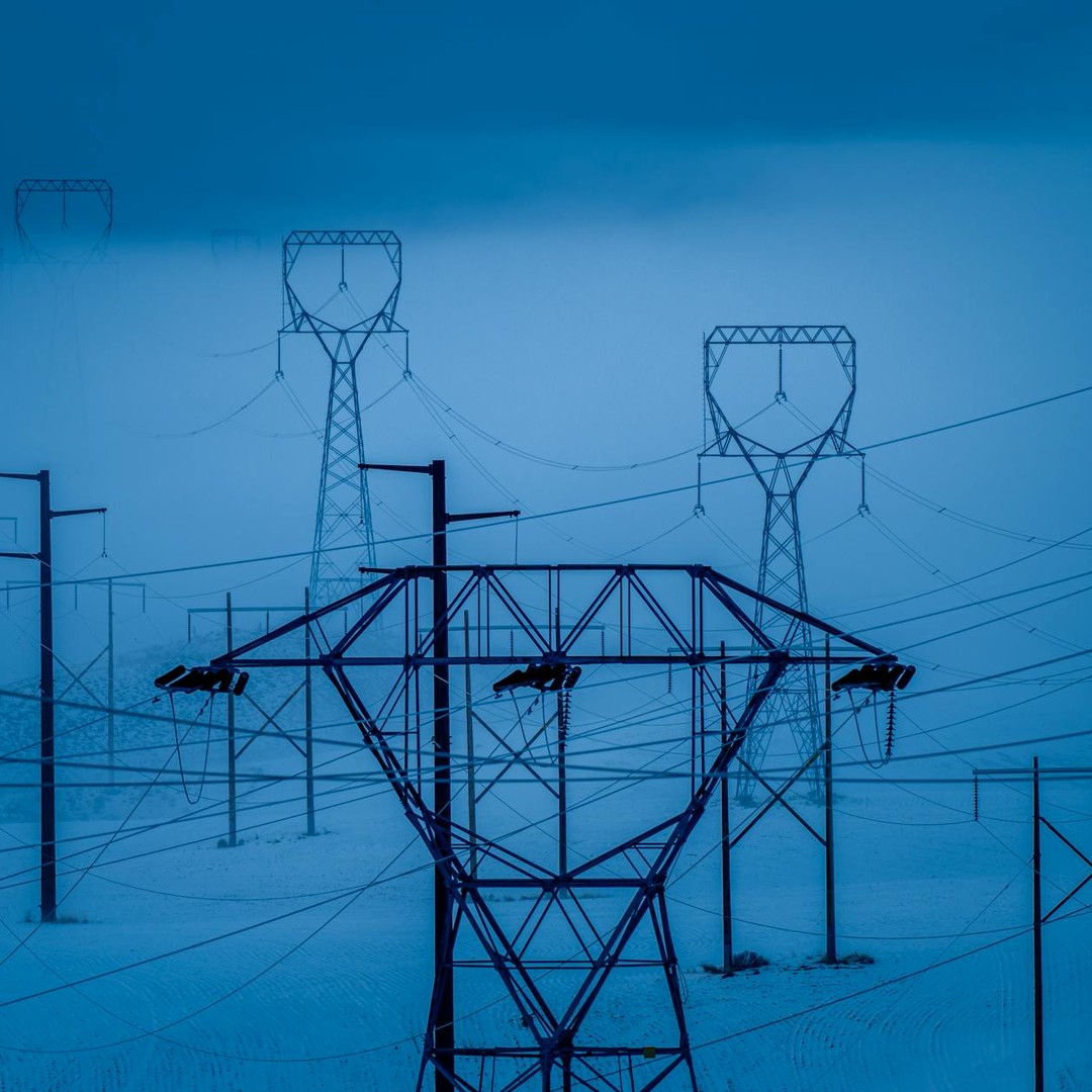 Un Smart grid est un réseau électrique intelligent qui optimise la distribution d'énergie en temps réel.