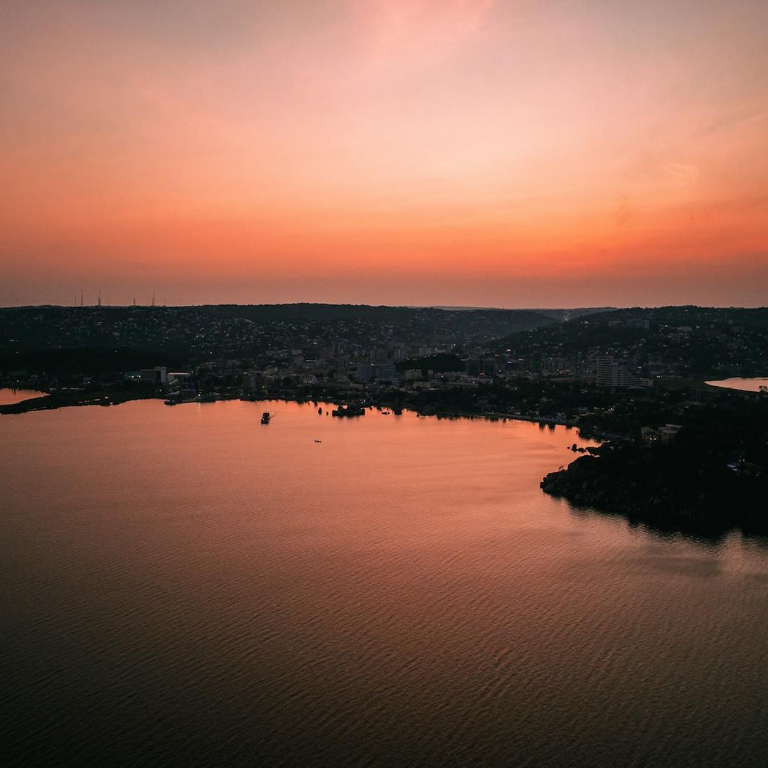 Le lac Victoria est le plus grand lac d'Afrique et la source principale du Nil Blanc.