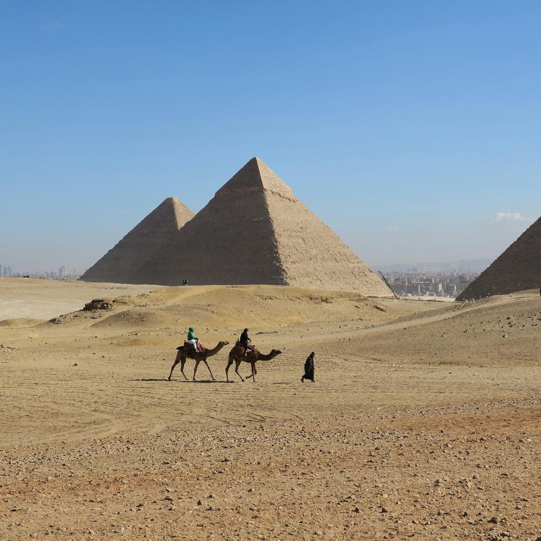 Les pyramides de Gizeh étaient à l'origine recouvertes de blocs de calcaire blanc poli.