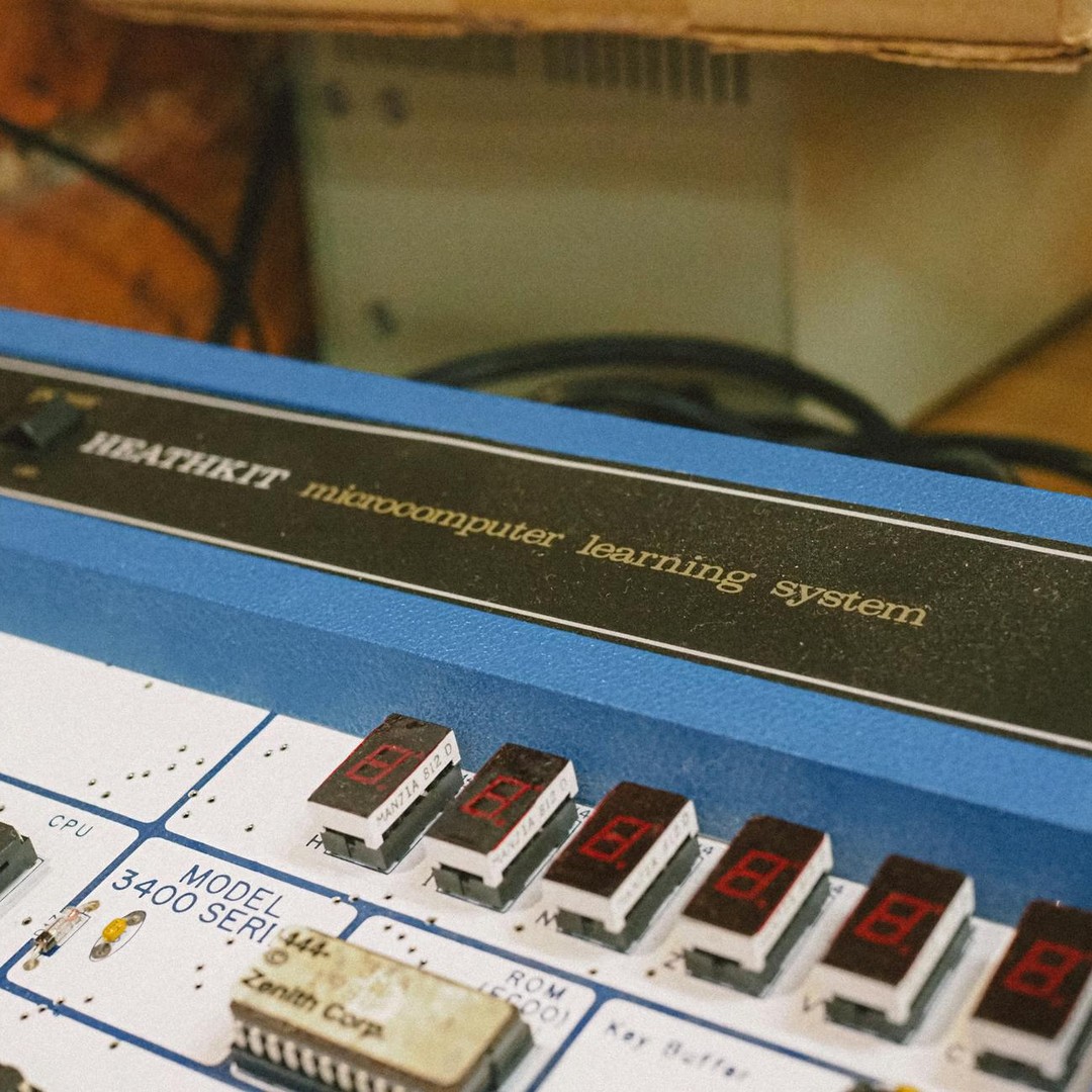 L'Altair 8800, lancé en 1974, est considéré comme le premier ordinateur personnel à succès.