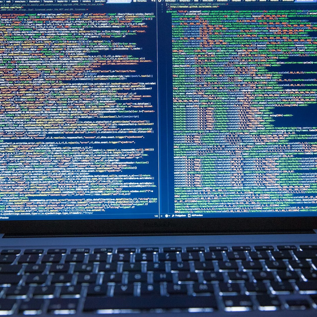 Le logiciel open source permet à quiconque de consulter, modifier et partager le code source d'un programme.