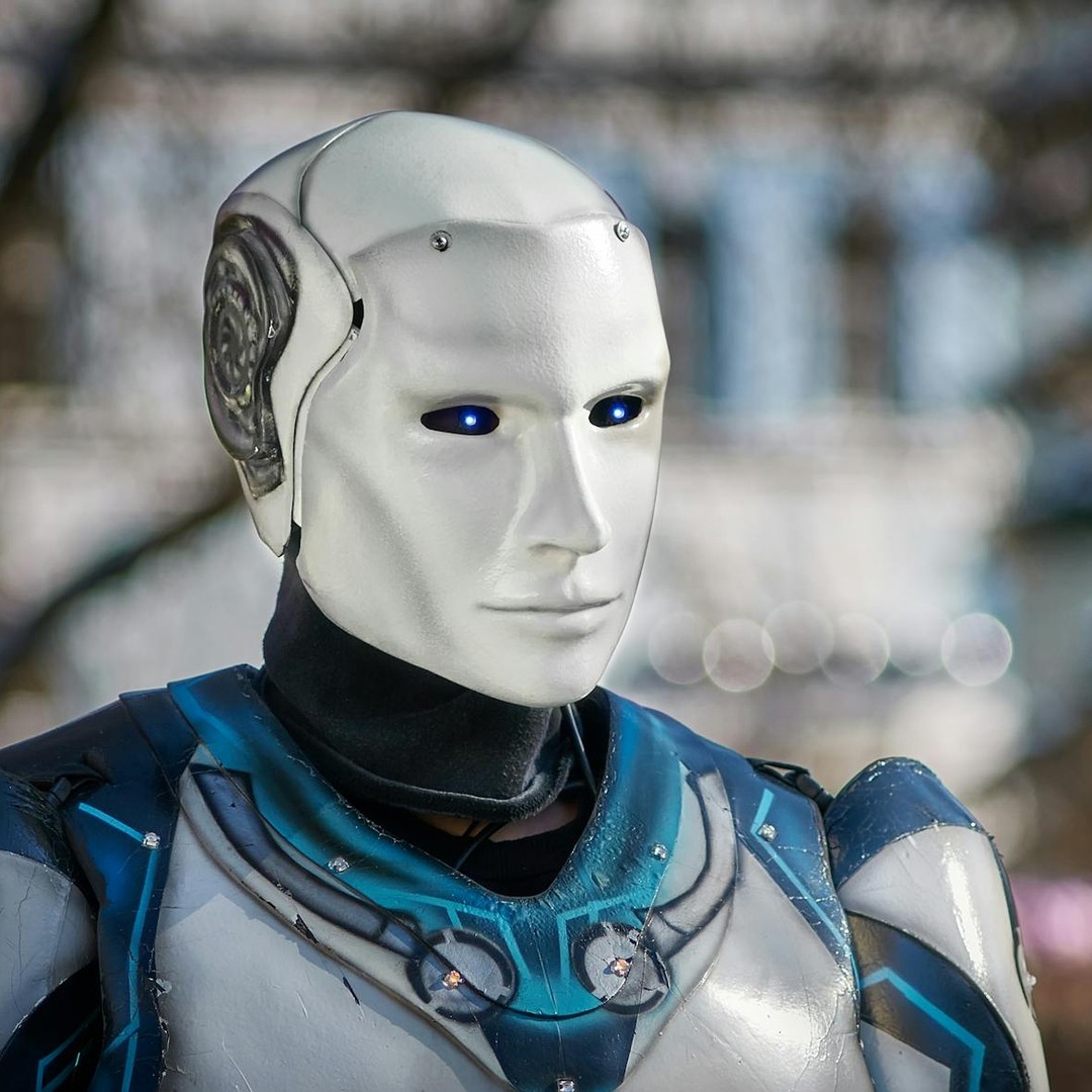 Isaac Asimov a formulé les trois lois de la robotique pour guider le comportement des machines intelligentes.