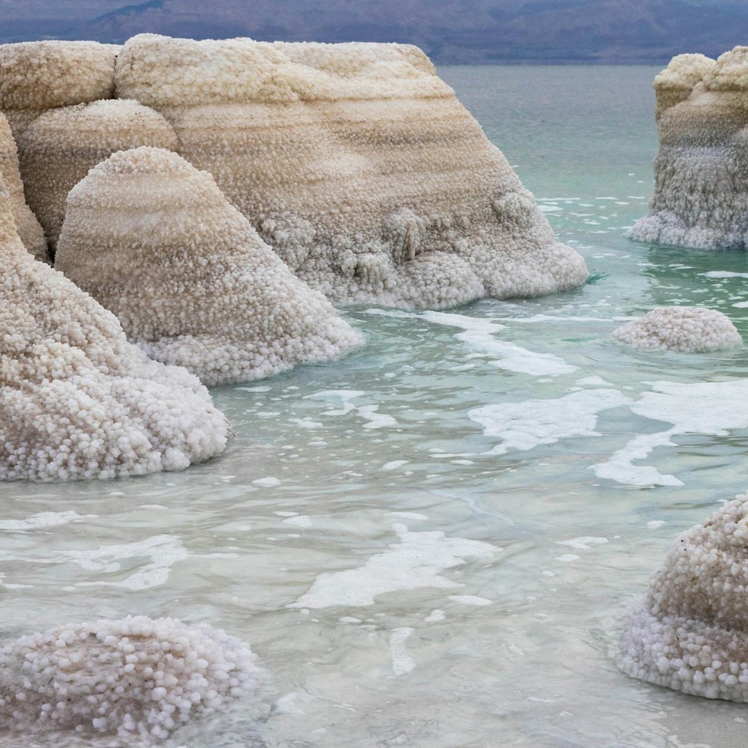 La mer Morte se trouve au point le plus bas de la surface terrestre, à 430 mètres sous le niveau de la mer.