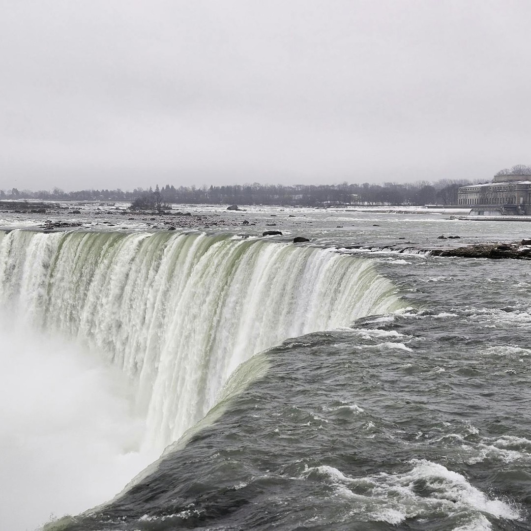 Les chutes du Niagara déplacent plus de 2 800 mètres cubes d'eau par seconde.
