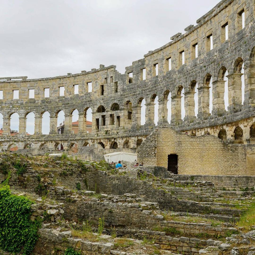 Le béton romain pouvait se réparer grâce à des fragments de chaux qui réagissaient avec l'eau.