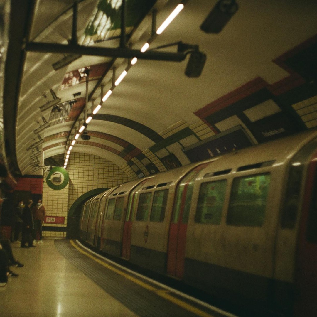 La première ligne de métro du monde a ouvert à Londres en 1863 avec des locomotives à vapeur.