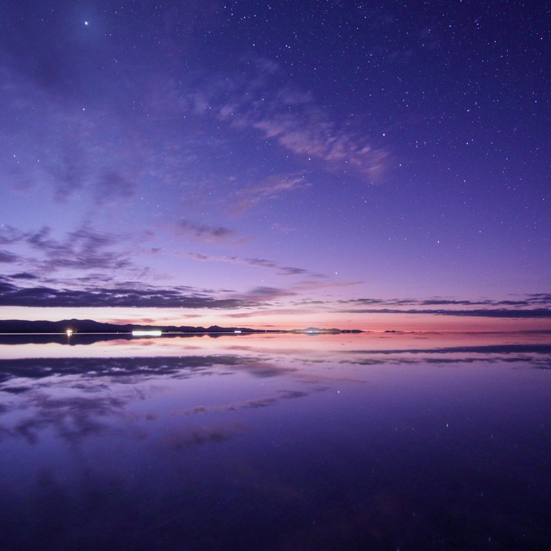 Le salar d'Uyuni devient un miroir géant quand une fine couche d'eau recouvre le sel.