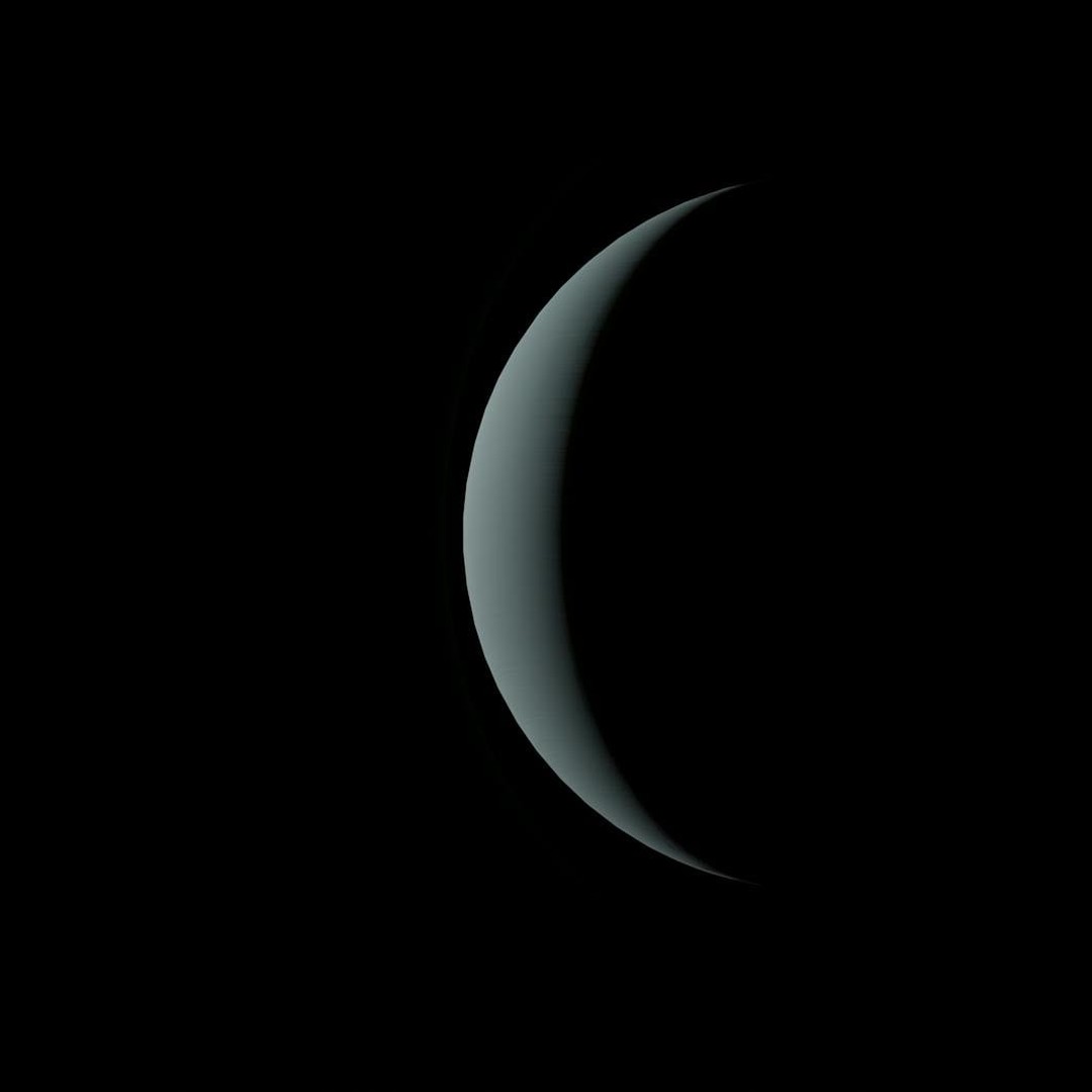 Les anneaux d'Uranus sont sombres et beaucoup moins visibles que ceux de Saturne.