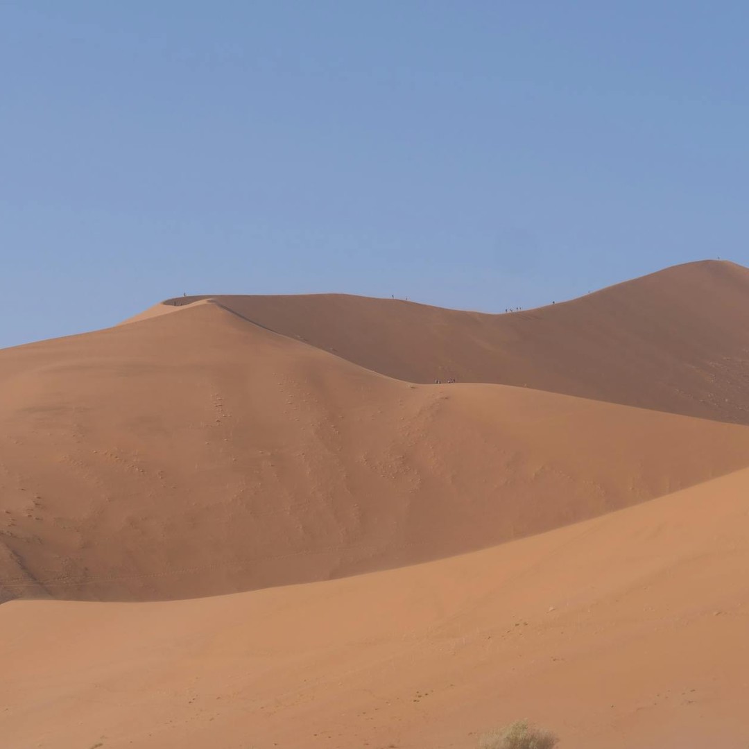 Les dunes chantantes peuvent produire un grondement grave quand des avalanches de sable glissent.