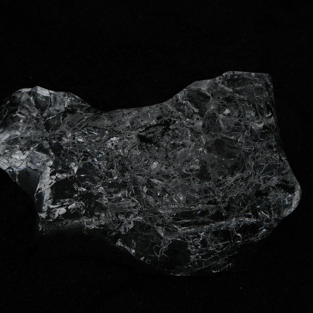 Le verre volcanique appelé obsidienne peut former des lames plus tranchantes que l'acier chirurgical.