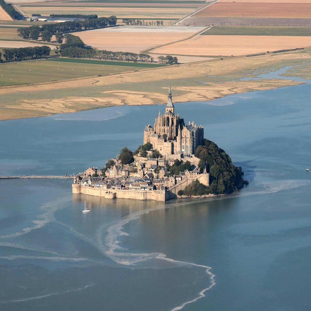 Le Mont Saint-Michel redevient une île lors des grandes marées.