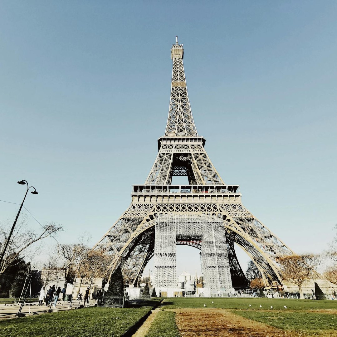 La tour Eiffel peut grandir de 15 cm en été à cause de la chaleur.