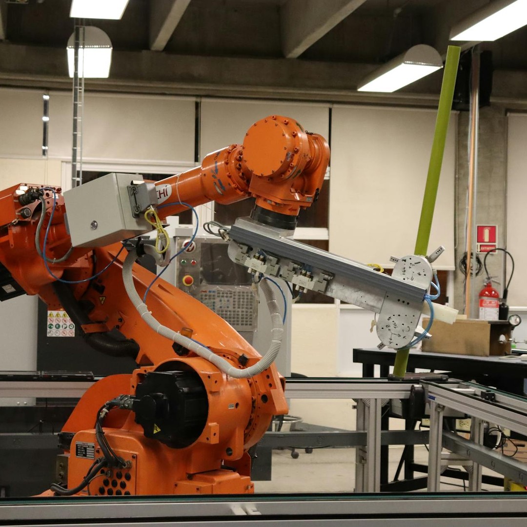 Le mot 'robot' vient d'une pièce de théâtre tchèque et signifie 'travail forcé'.