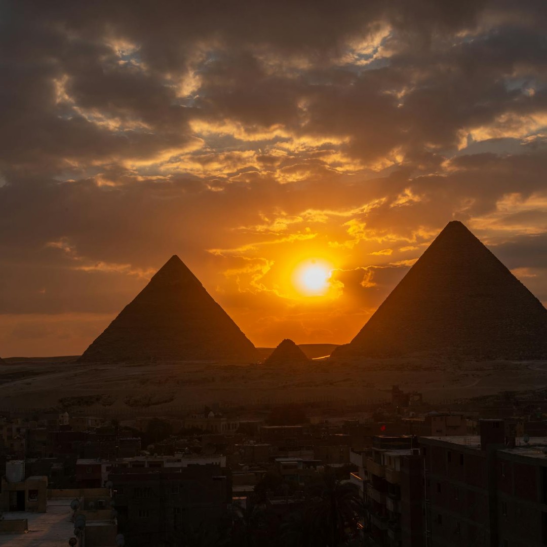 Les pyramides de Gizeh étaient à l'origine recouvertes de calcaire blanc poli.