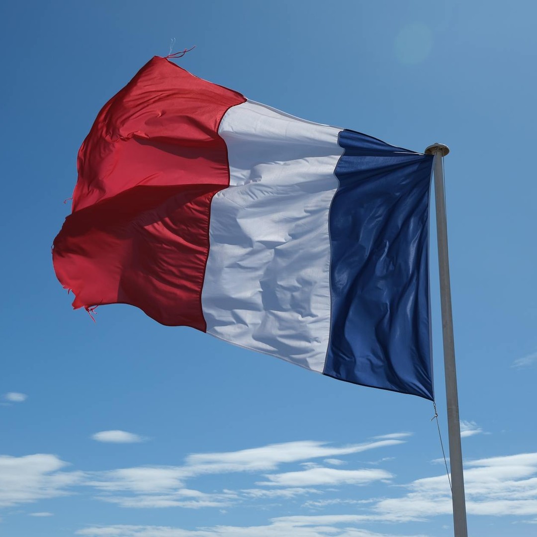 Le drapeau de la France a été adopté officiellement en 1794.