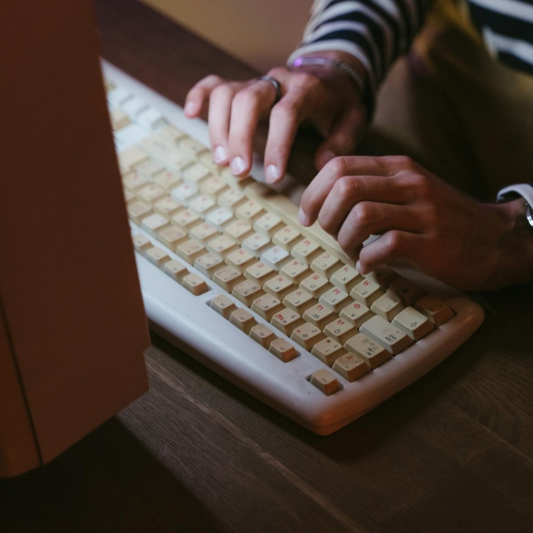 Le premier e-mail a été envoyé en 1971 par Ray Tomlinson.