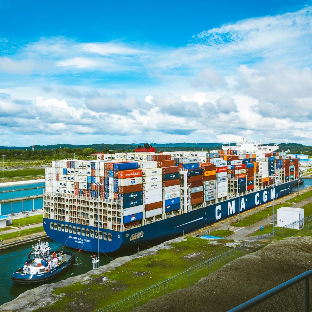 Le canal de Panama permet aux navires de passer de l'Atlantique au Pacifique en 8 heures.