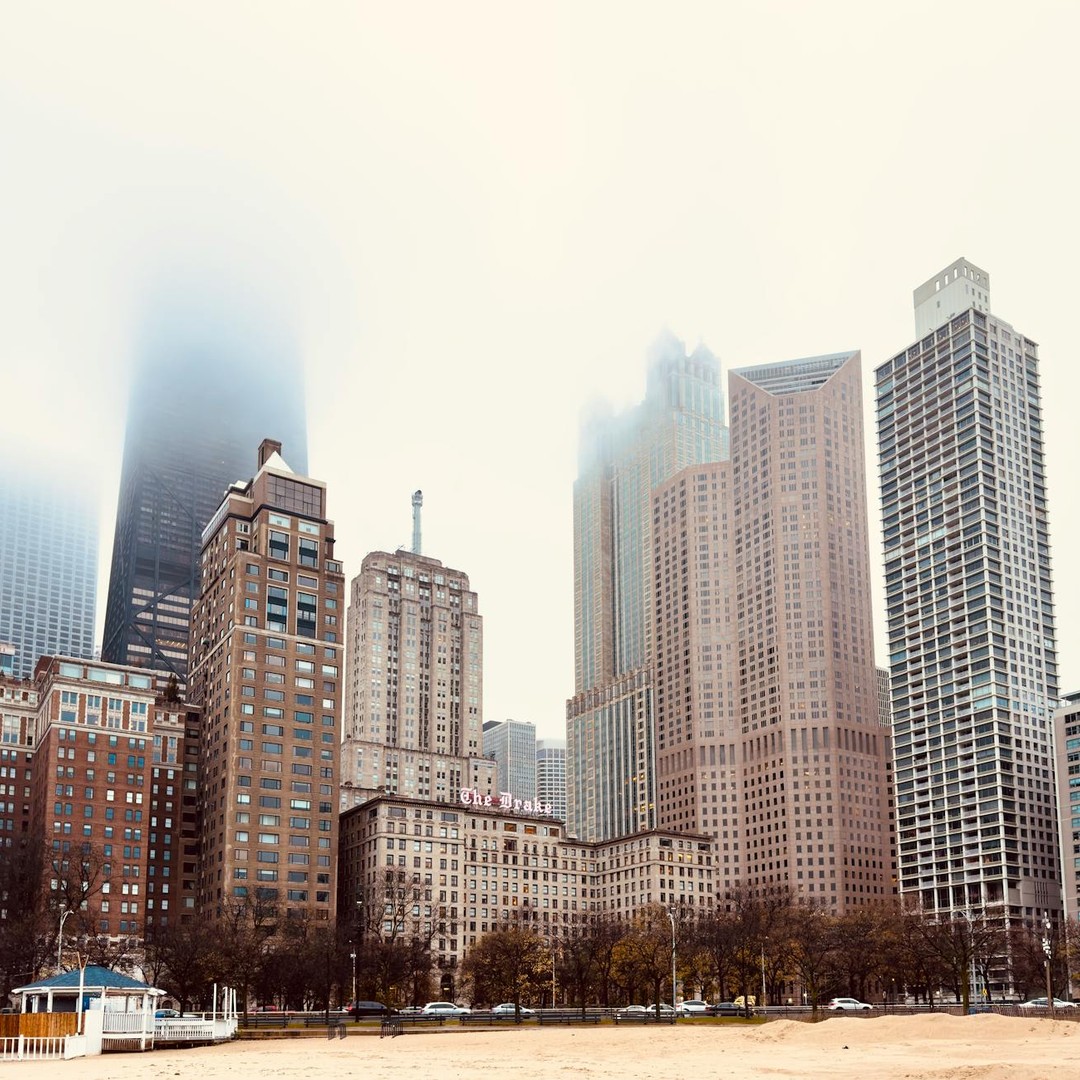 Le premier gratte-ciel du monde a été construit en 1885 à Chicago.