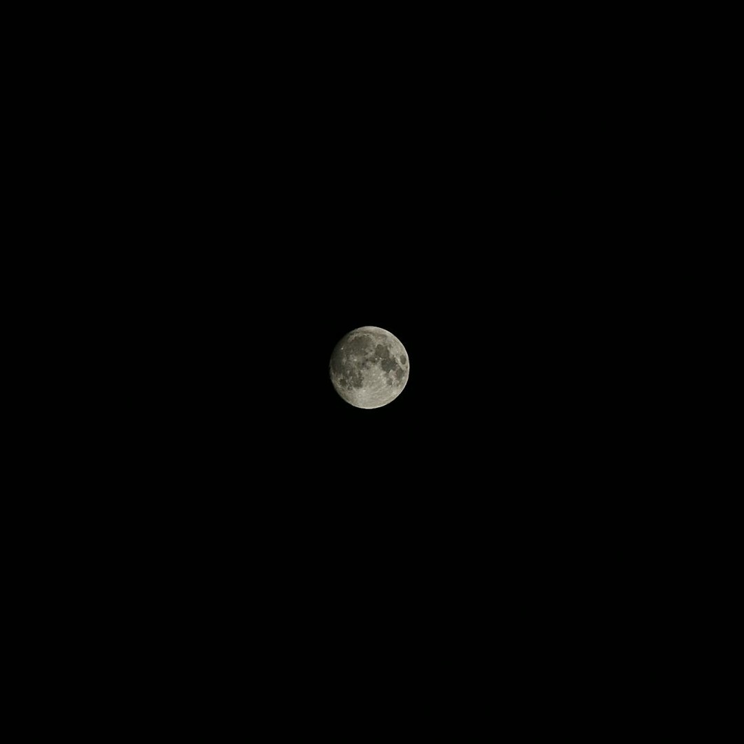 Une nuit lunaire dure presque 15 jours terrestres.
