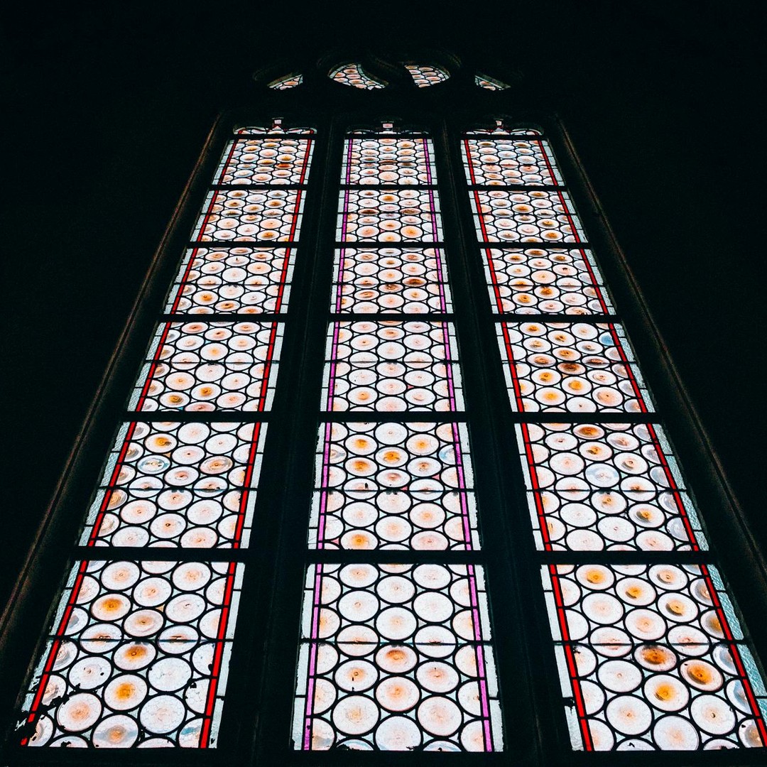 Le verre des cathédrales médiévales est plus épais en bas pour une raison physique.