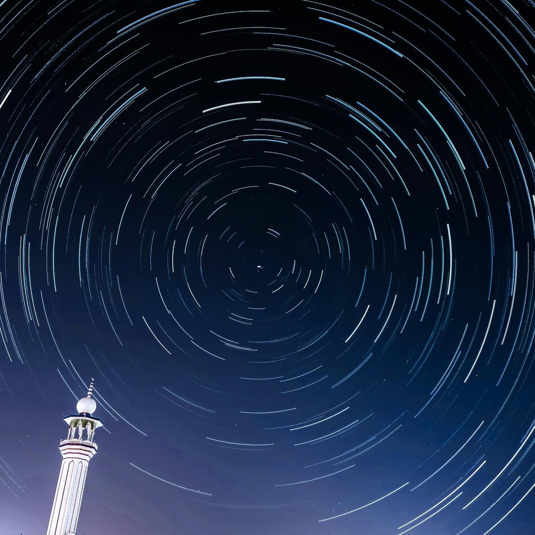 Les traînées d'étoiles sur une longue photo montrent surtout la rotation de la Terre.