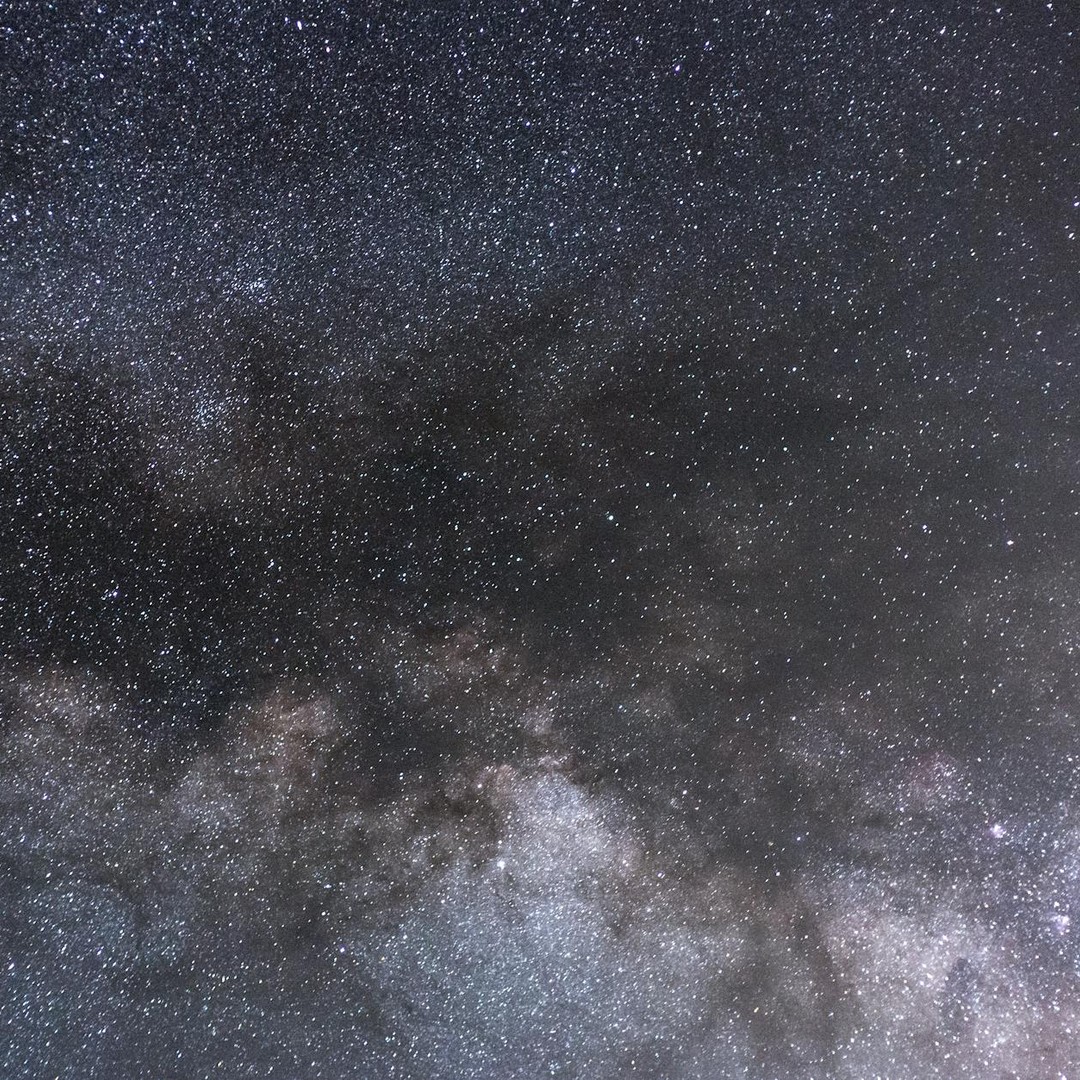 La Voie lactée a un trou noir supermassif en son centre de 4 millions de fois le Soleil.