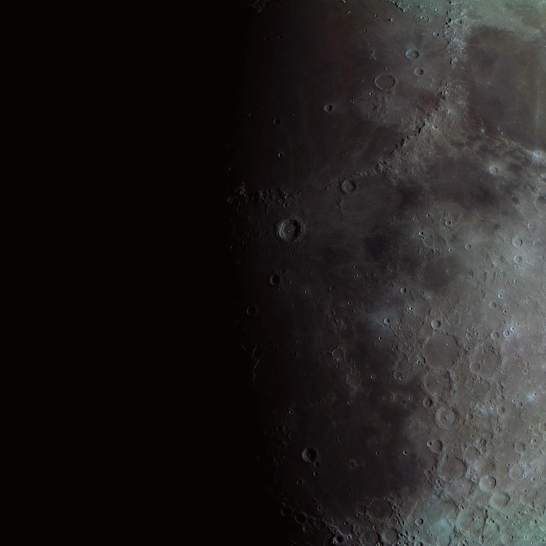 La lumière de la Lune est celle du Soleil réfléchie par une surface assez sombre.