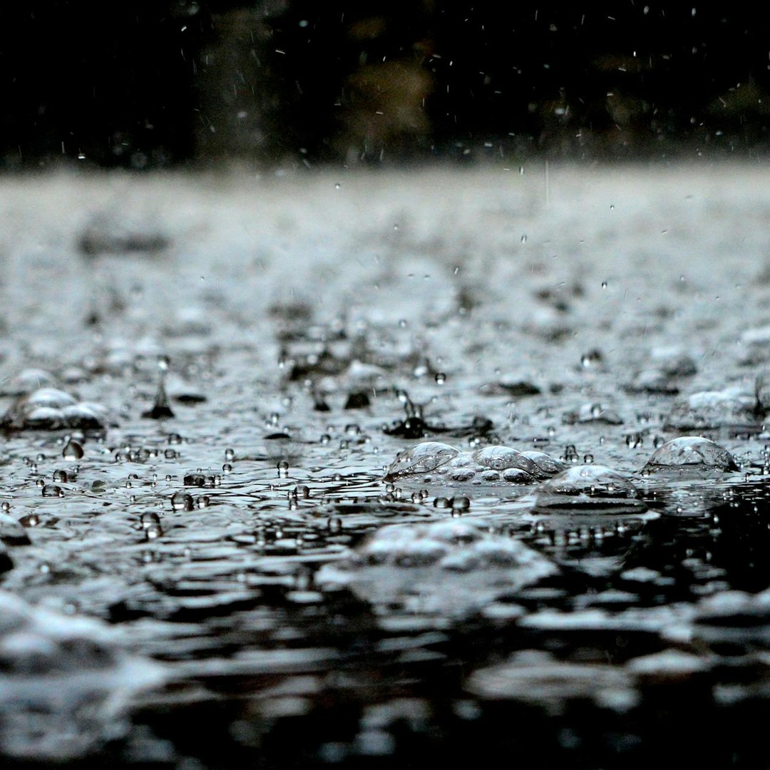 L'eau de pluie n'est jamais pure — elle contient toujours des particules.