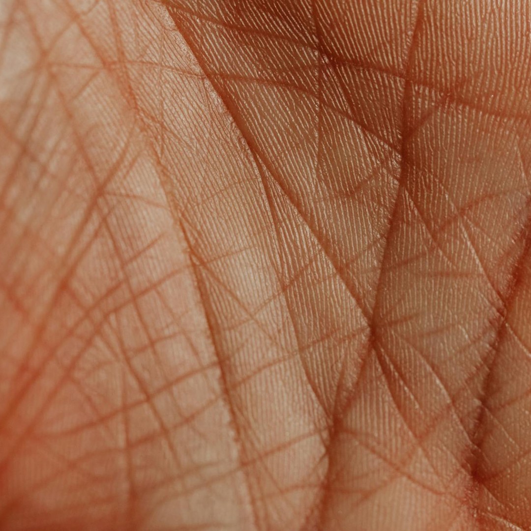 Chaque minute, votre peau perd entre 30 000 et 40 000 cellules mortes.
