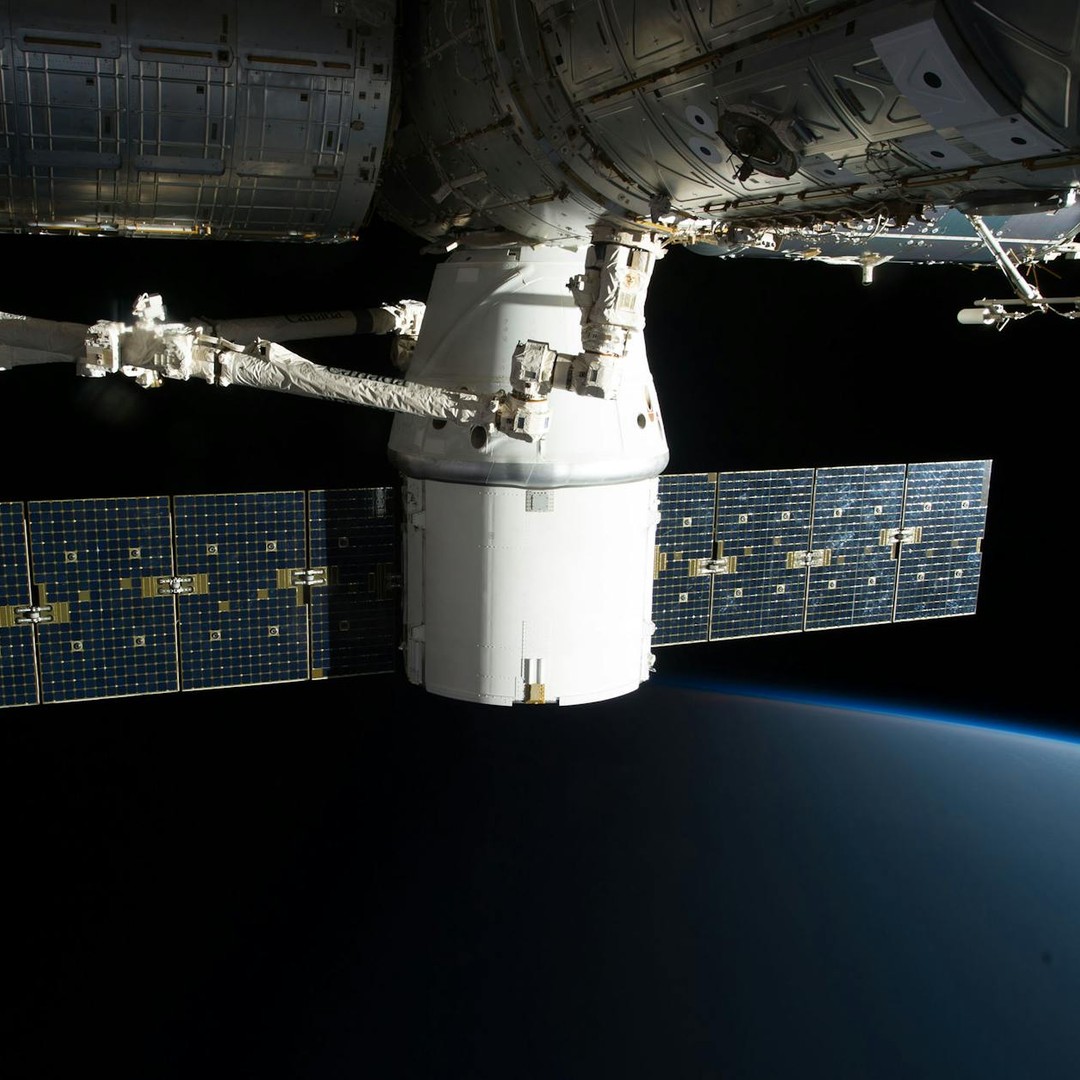 La station spatiale internationale voyage à 28 000 km/h.