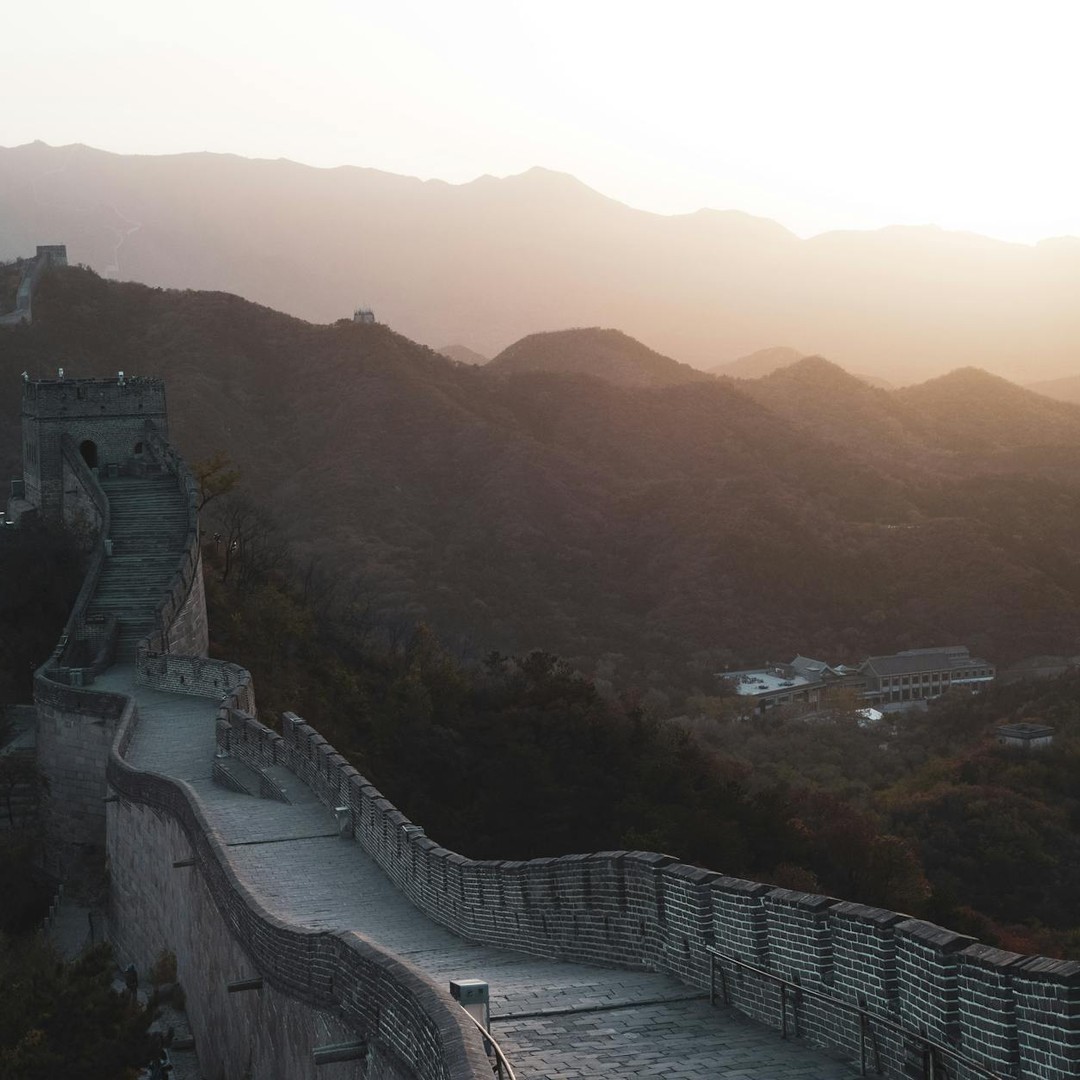 La Grande Muraille dépasse 20 000 km si l'on additionne murs, tranchées et barrières naturelles.